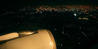 夜间在城市上空飞行的飞机