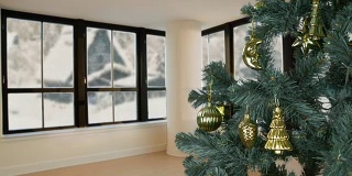 房子客厅平安夜庆祝圣诞节。圣诞节前夕。绿色冷杉树与金色装饰。生活方式概念新年。没有人。