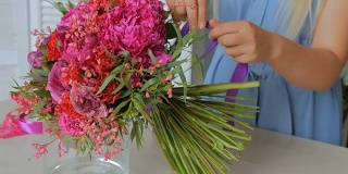 专业花匠在花店制作漂亮的花束