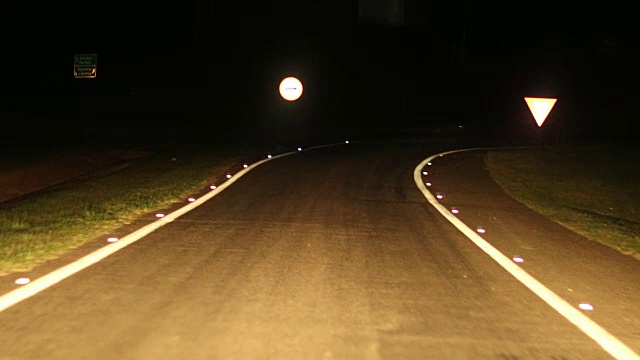 晚上开车。没有电也没有灯的可怕荒凉的道路。黑暗神秘的道路在漆黑中