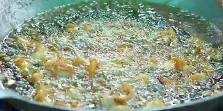 特写炸鸡在热沸油锅