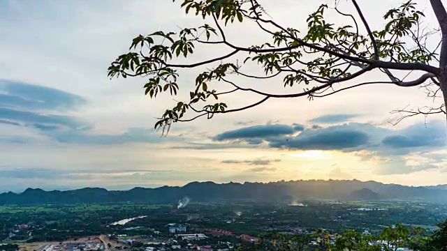 米梯田和村庄在美丽的日落与山的背景，泰国。时间流逝的视频