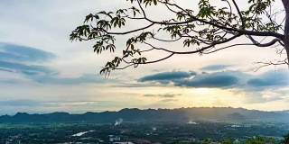 米梯田和村庄在美丽的日落与山的背景，泰国。时间流逝的视频