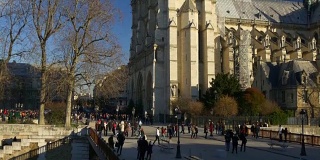 法国阳光明媚的一天，巴黎著名的巴黎圣母院双层巴士乘坐全景4k
