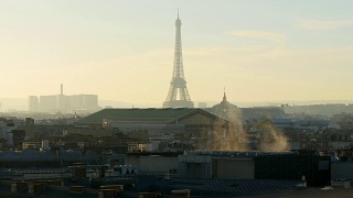 法国日落巴黎著名的画廊老佛爷屋顶城市景观埃菲尔铁塔全景4k视频素材模板下载