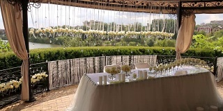 新婚餐桌装饰用新鲜的白玫瑰。