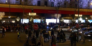 法国夜光巴黎双层巴士画廊拉斐特拥挤的街道乘坐全景4k