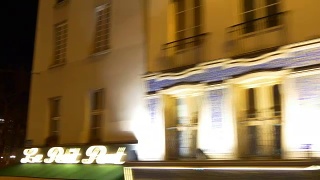 法国夜间时间巴黎著名的巴黎圣母院双层巴士乘坐全景4k视频素材模板下载
