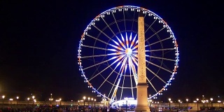 法国巴黎夜晚照明和谐广场旋转木马纪念碑巴士乘坐全景4k