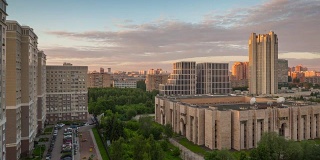 俄罗斯莫斯科晚上到日出的公寓大楼全景4k时间推移