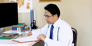 亚洲年轻医生与病人的档案