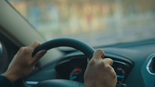 男人开车，握着方向盘视频素材模板下载