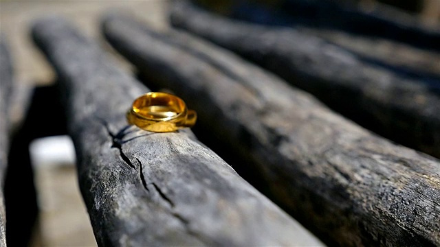 结婚戒指放在旧木凳上