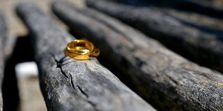 结婚戒指放在旧木凳上