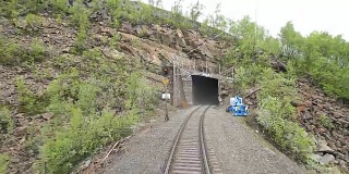 火车在隧道中行驶，瑞典拉普兰的阿比斯科国家公园