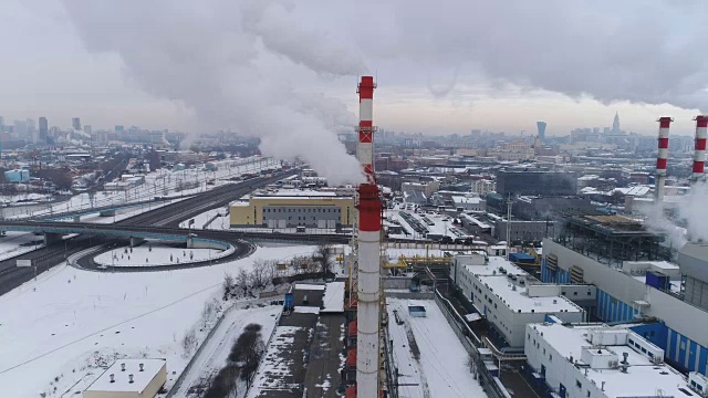 莫斯科，俄罗斯- 2017年2月4日:热电厂和蒸汽正在熄火。鸟瞰图。