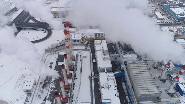 火电厂在冬季白天又冒烟了。空气污染。从上面鸟瞰。火电厂在冬季白天又冒烟了。空气污染。从上面鸟瞰。