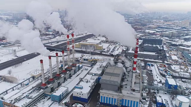 莫斯科，俄罗斯- 2017年2月4日:火电厂在寒冷的冬日。空气污染。鸟瞰图。飞行。