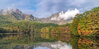 延时:鹿神池与秋天红叶早晨，日本长野