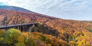 延时拍摄:日本青森市Hakkoda红叶森林的日仓桥