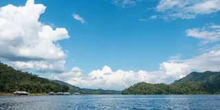 4K时间的云移动在泰国清迈美恩加水坝
