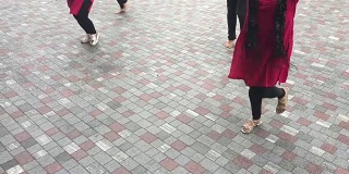 辨认不出的印度人在街上跳舞