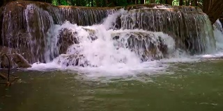泰国北碧府的怀美卡明瀑布。