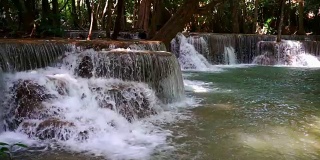 泰国北碧府的怀美卡明瀑布。(缓慢)