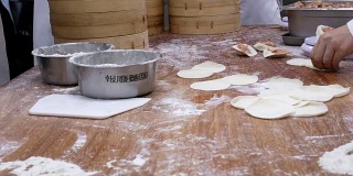 在台湾台北，人们正在揉面，用他们的手塑造面团来包饺子