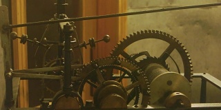 旧钟的机械装置。