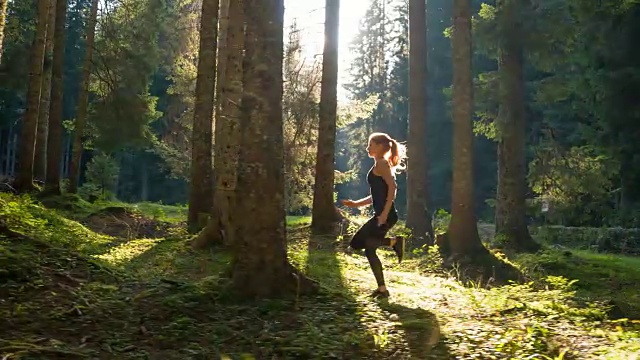 在树林里进行集中跑步训练