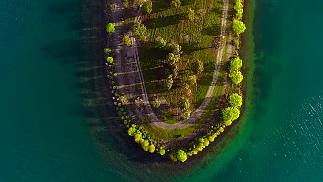 新西兰邓斯坦湖鸟瞰图。