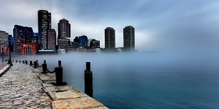 风暴云和大雾正在逼近波士顿市中心