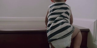 小婴儿(12个月)男孩爬上台阶