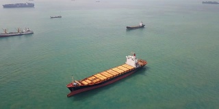 航空货船在海上抛锚停泊。新加坡