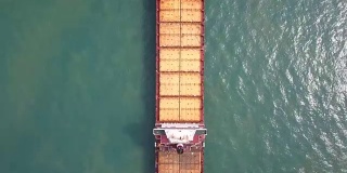 航空货船在海上抛锚停泊。新加坡