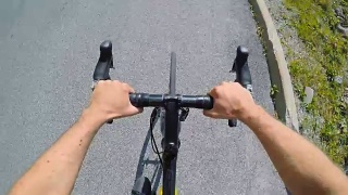 公路自行车手的观点视频素材模板下载