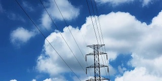 输电铁塔和输电线路延时云在高压输电线路上运行