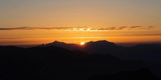 令人惊叹的彩色日落山脉。时间流逝天空背景。美丽的火红日落广角镜头01