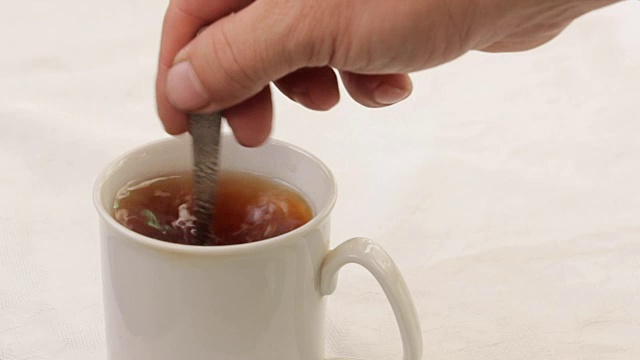 倒入一杯茶用茶匙加糖