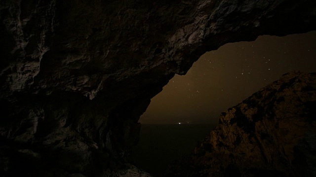 海岸上的星空。山洞观