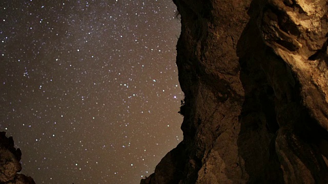 海岸上的星空。山洞观