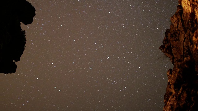 海岸上的星空。山洞观