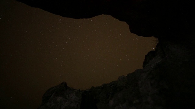 海岸上的星空。山洞观