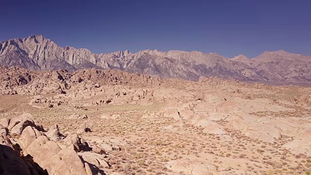 以惠特尼山为背景的阿拉巴马山的岩层