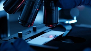 科学家正在生物实验室中使用显微镜视频素材模板下载