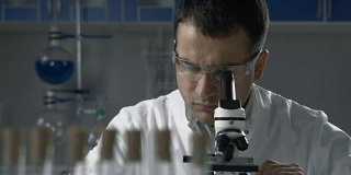 科学研究人员在实验室中使用显微镜