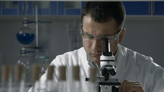 科学研究人员在实验室中使用显微镜视频素材模板下载