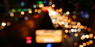 模糊的交通堵塞在曼谷的城市背景在晚上，泰国