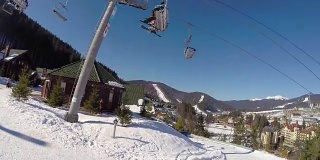滑雪缆车把人们抬上山。滑雪者从多雪的山上下来。人们在滑雪，高山上的云杉，阳光灿烂的日子